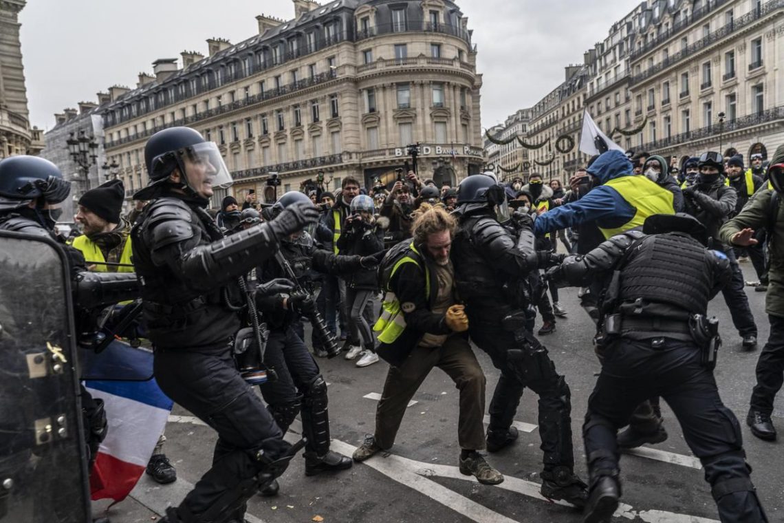 frenchPolice vs yellow jackets