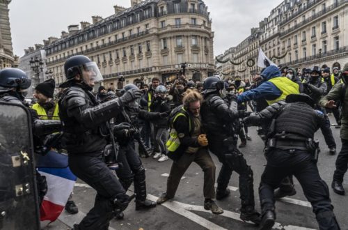 frenchPolice vs yellow jackets